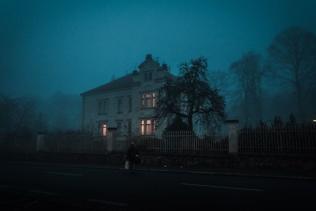 Fotografía de una casa de noche.