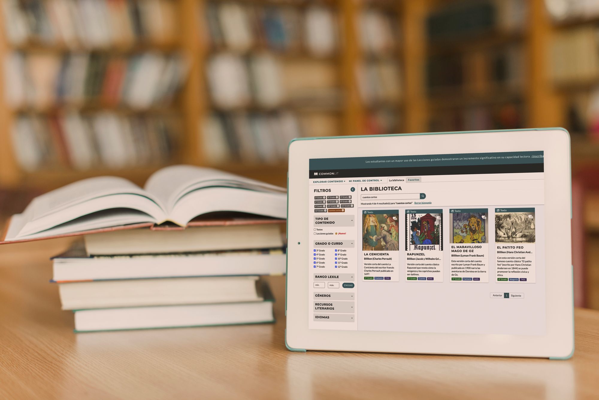 Imagen de una biblioteca y una tablet mostrando la Biblioteca Digital CommonLit español